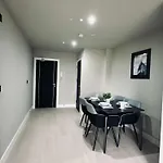 Fantastic 2 Bedroom Apartment In Birmingham